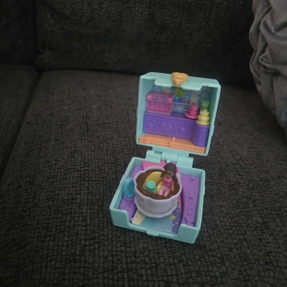 Mattel | Polly Pocket Tiny Takeout Reveal Macaron Bakery